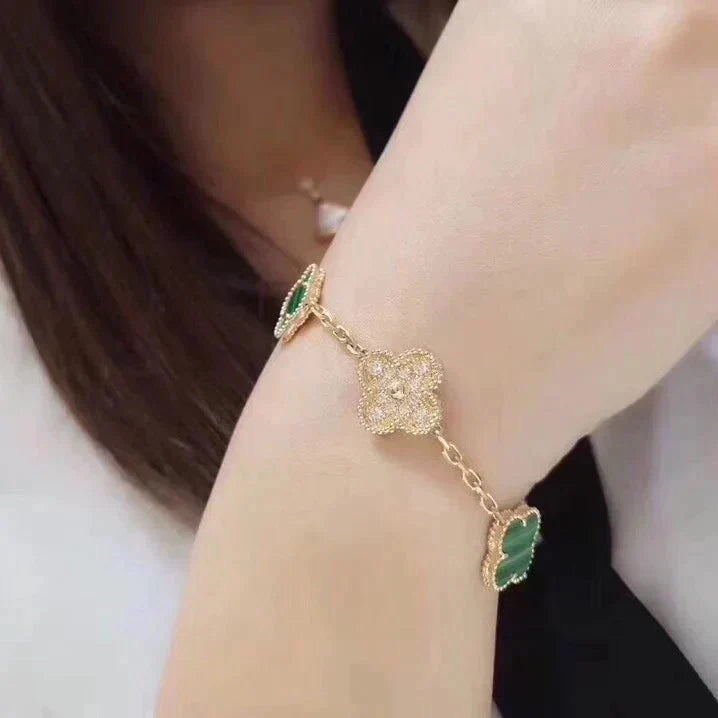 [Joyas Regalia] PULSERA DE MALAQUITA Y DIAMANTES CON 5 MOTIVOS DE TRÉBOL