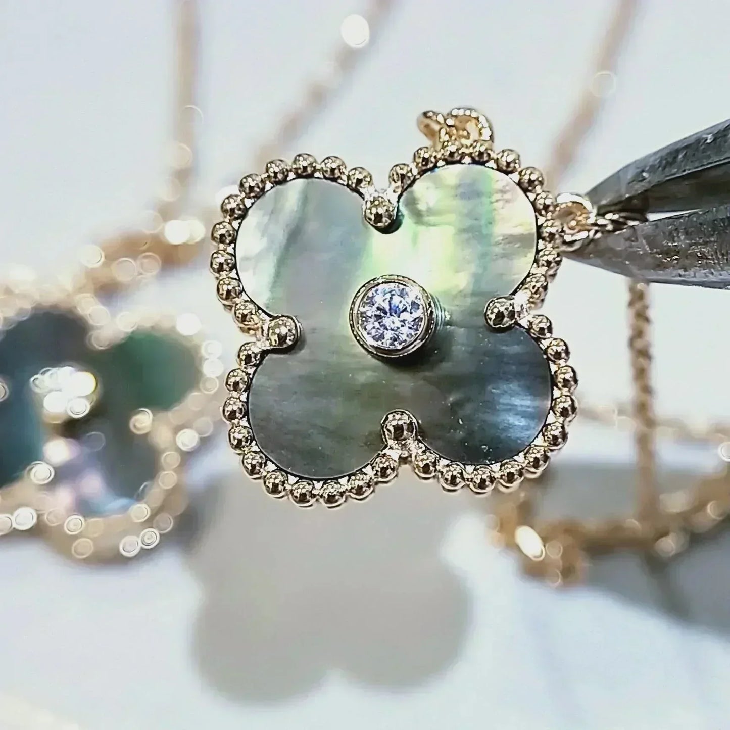 [Regalia jewelry]CLOVER 15MM DIAMOND AND MOTHER-OF-GREY NECKLACE