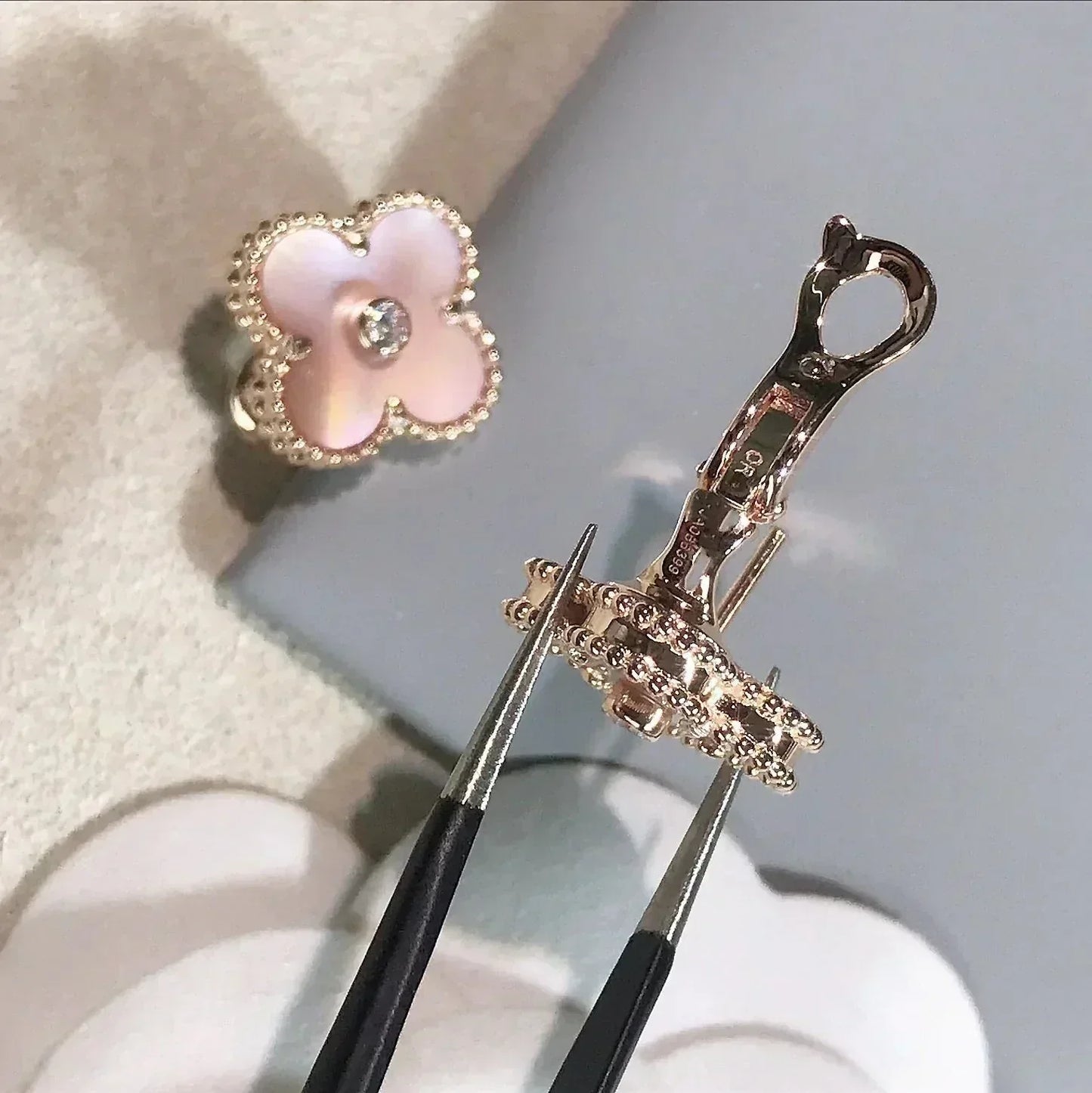 [Regalia jewelry]CLOVER MEDIUM 1 MOTIFS  PINK MOP DIAMOND EARRINGS