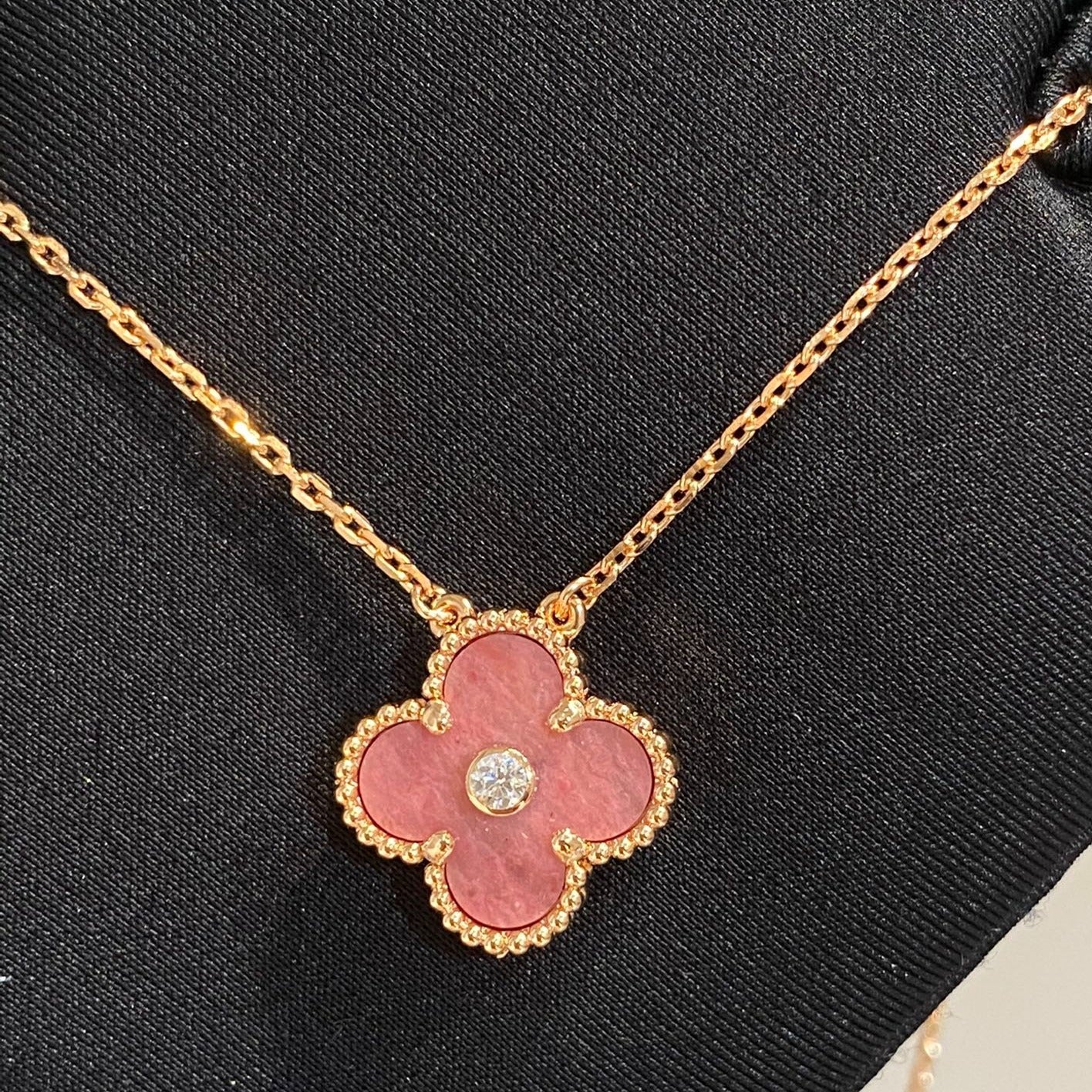 [Joyas Regalia] COLLAR DE RODONITA CON DIAMANTES Y TRÉBOL DE 15 MM