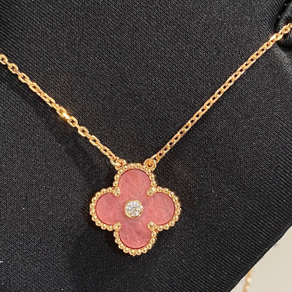 [Joyas Regalia] COLLAR DE RODONITA CON DIAMANTES Y TRÉBOL DE 15 MM