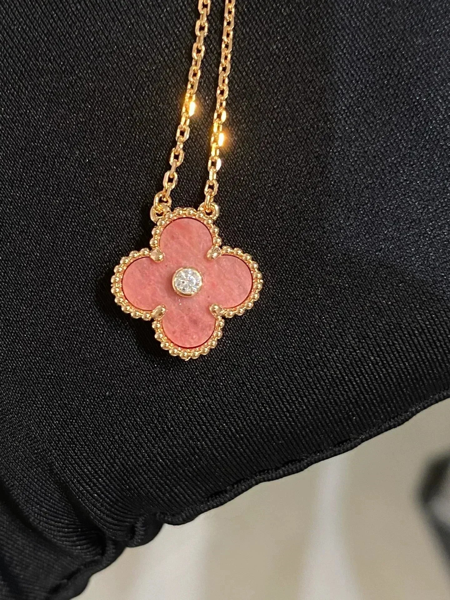 [Joyas Regalia] COLLAR DE RODONITA CON DIAMANTES Y TRÉBOL DE 15 MM