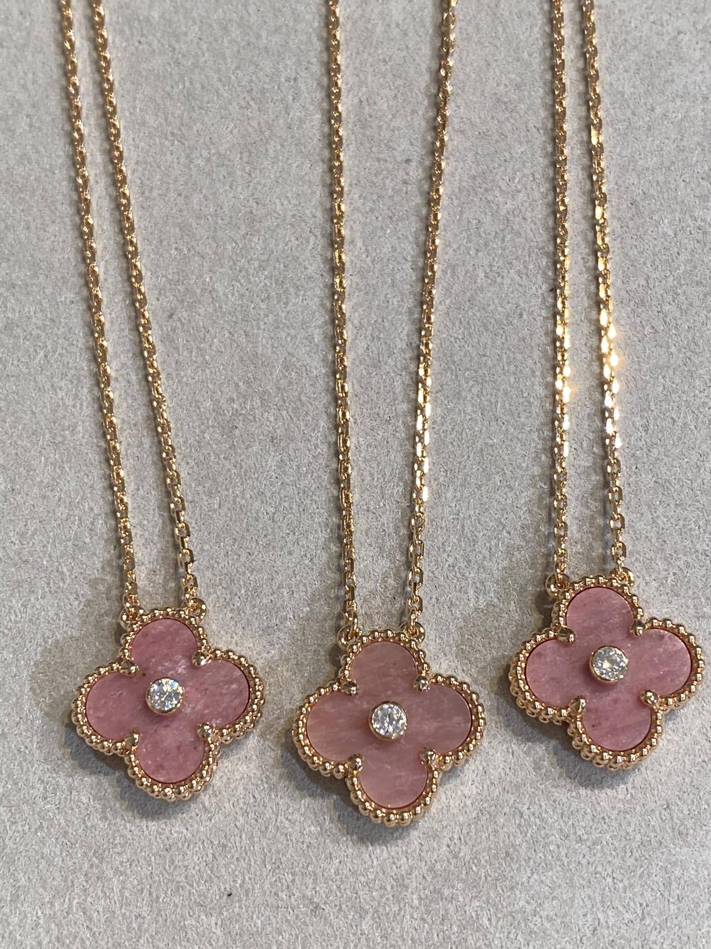 [Joyas Regalia] COLLAR DE RODONITA CON DIAMANTES Y TRÉBOL DE 15 MM