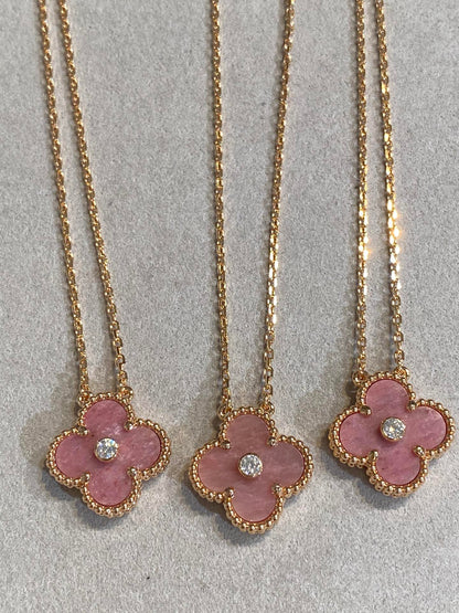 [Joyas Regalia] COLLAR DE RODONITA CON DIAMANTES Y TRÉBOL DE 15 MM