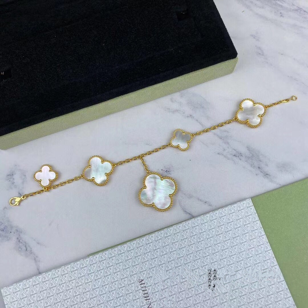 [Joyas Regalia]PULSERA DE ORO CON TRÉBOL MÁGICO Y 5 MOTIVOS