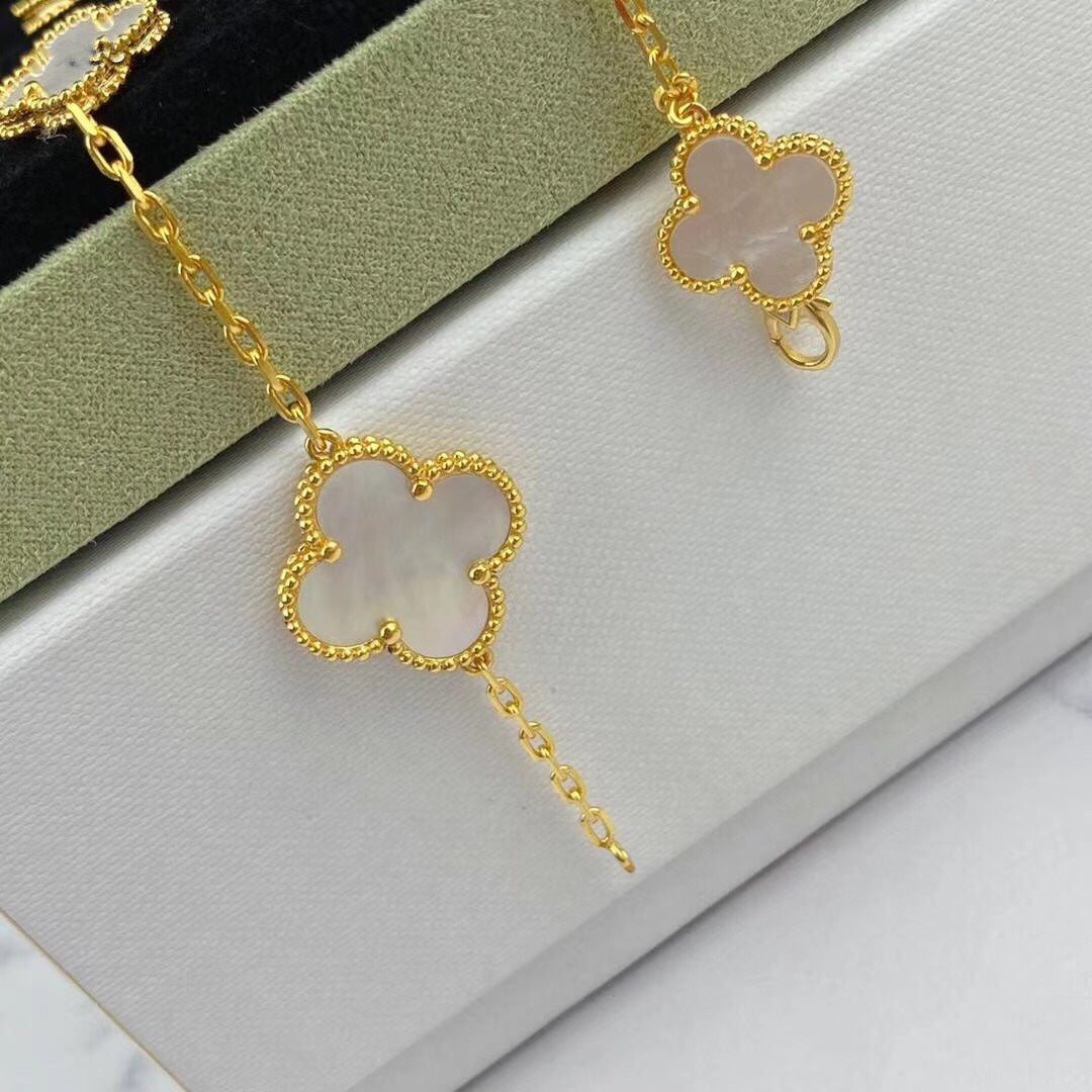 [Joyas Regalia]PULSERA DE ORO CON TRÉBOL MÁGICO Y 5 MOTIVOS