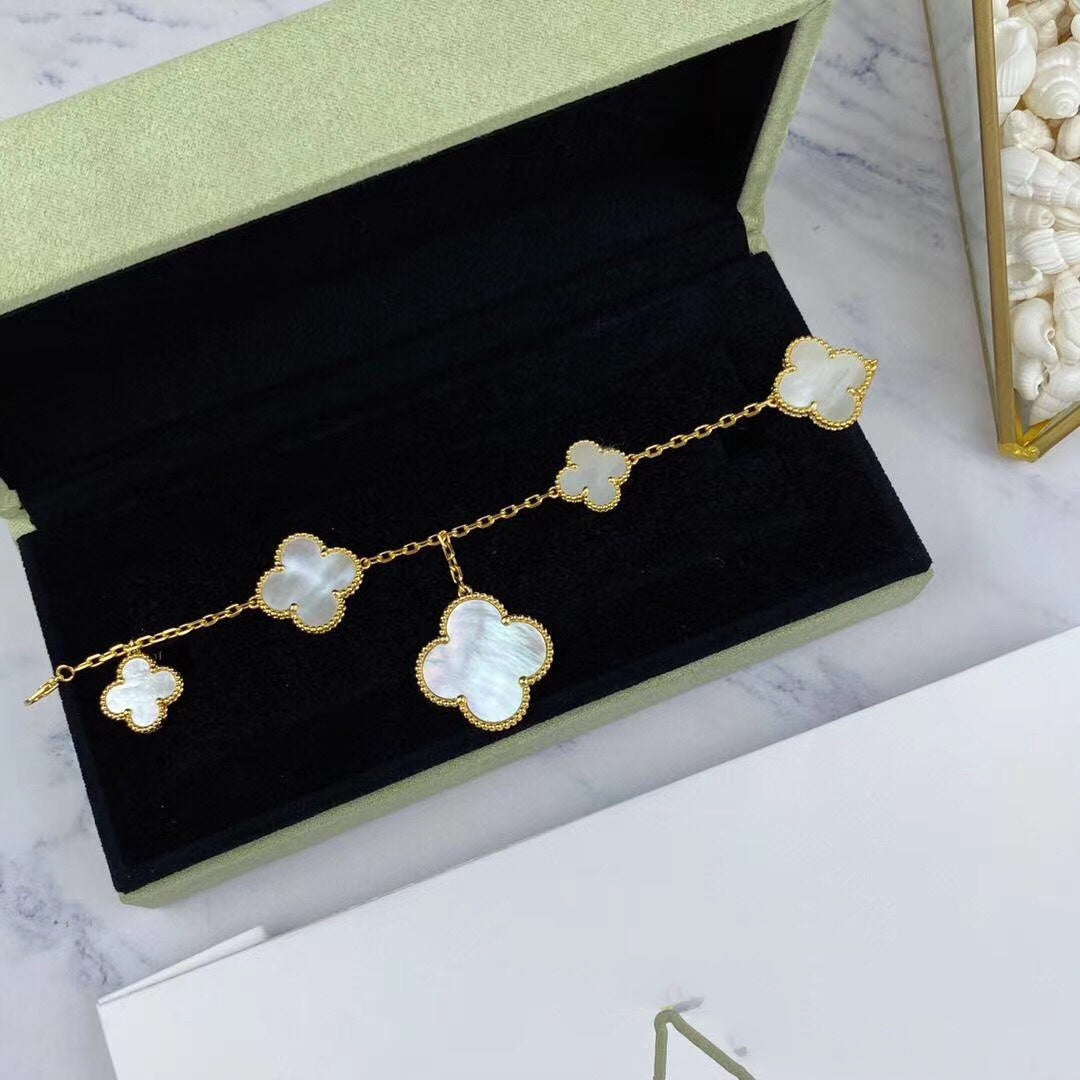 [Joyas Regalia]PULSERA DE ORO CON TRÉBOL MÁGICO Y 5 MOTIVOS