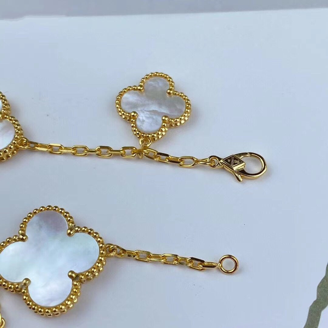 [Joyas Regalia]PULSERA DE ORO CON TRÉBOL MÁGICO Y 5 MOTIVOS