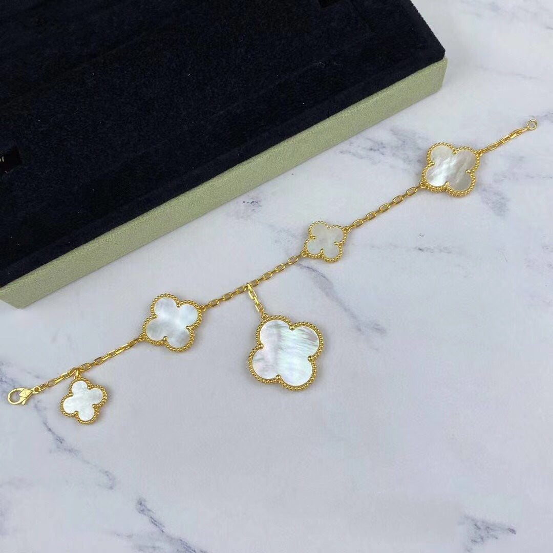 [Joyas Regalia]PULSERA DE ORO CON TRÉBOL MÁGICO Y 5 MOTIVOS