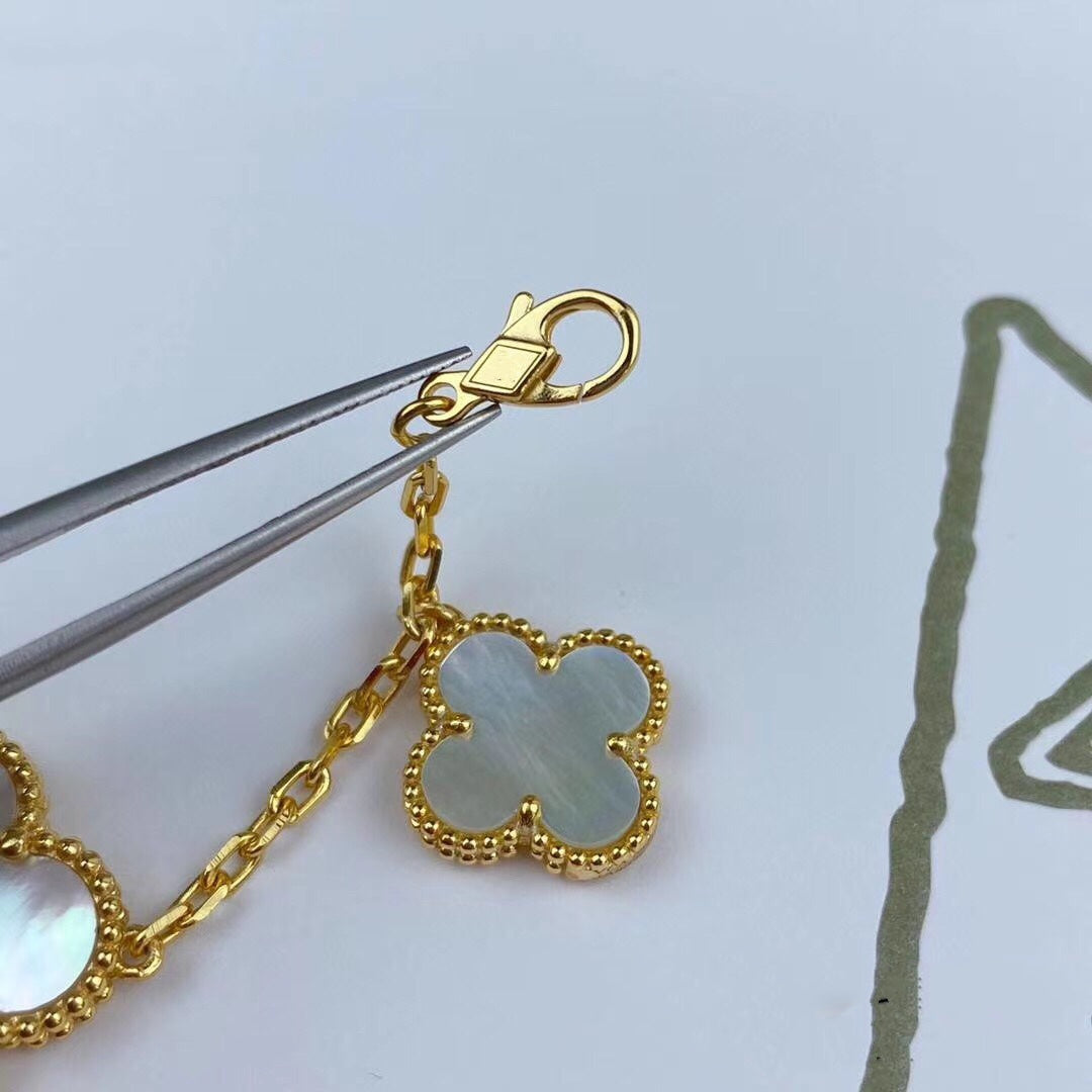 [Joyas Regalia]PULSERA DE ORO CON TRÉBOL MÁGICO Y 5 MOTIVOS