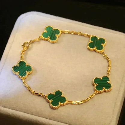 [Joyas Regalia] PULSERA DE MALAQUITA CON 5 MOTIVOS DE TRÉBOL 