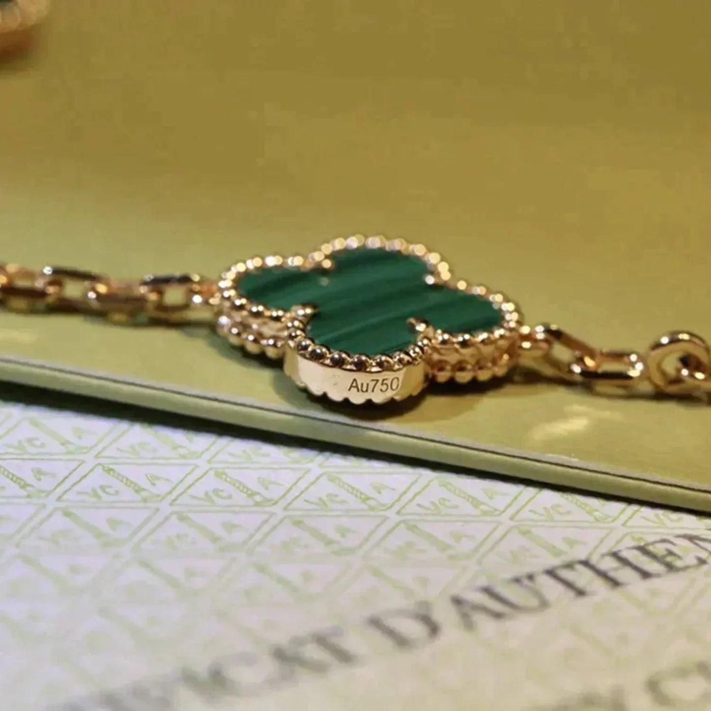 [Joyas Regalia] PULSERA DE MALAQUITA CON 5 MOTIVOS DE TRÉBOL 