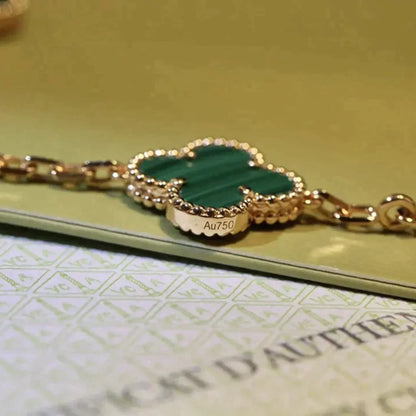 [Joyas Regalia] PULSERA DE MALAQUITA CON 5 MOTIVOS DE TRÉBOL 