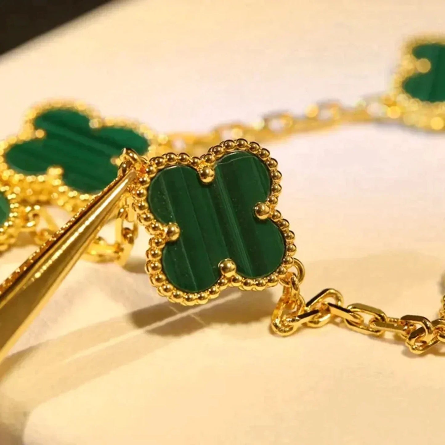[Joyas Regalia] PULSERA DE MALAQUITA CON 5 MOTIVOS DE TRÉBOL 