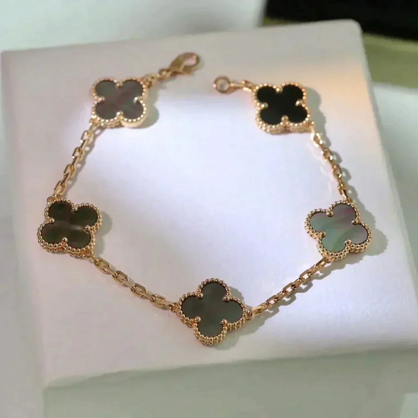 [Regalia jewelry]CLOVER 5 MOTIF GRAY MOP  BRACELET