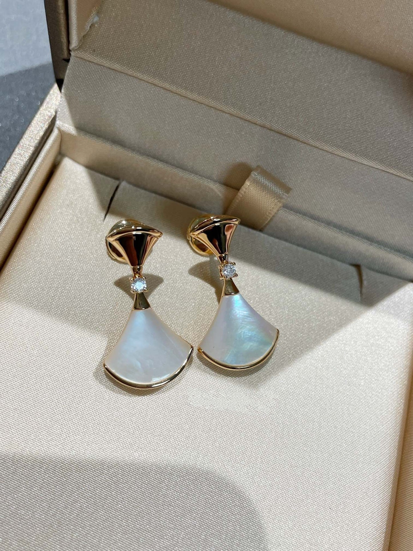 [Regalia jewelry]DREAM MOP 1 DIAMOND EARRINGS