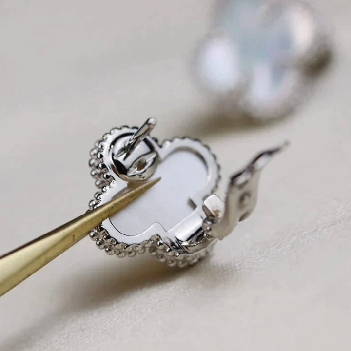 [Regalia jewelry]CLOVER MEDIUM 1 MOTIFS  WHITE MOP EARRINGS SILVER