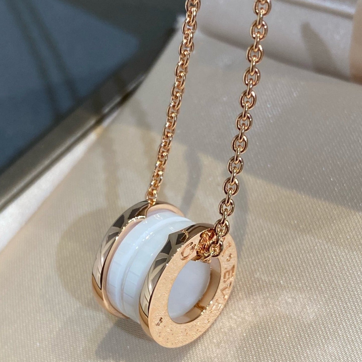 [Bijoux Regalia] COLLIER ZÉRO 1 EN CÉRAMIQUE BLANCHE ET OR ROSE