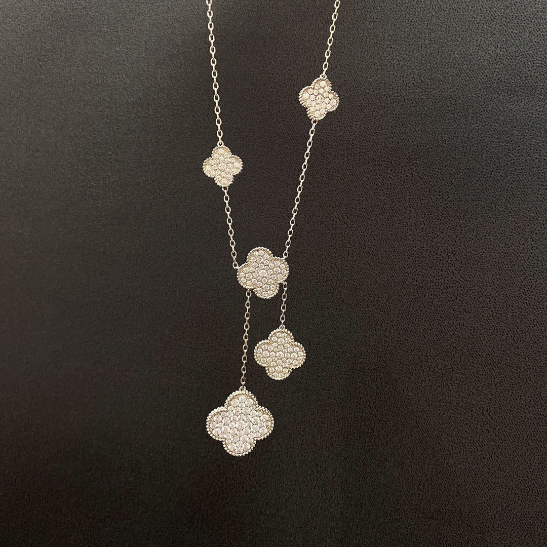 [Joyas Regalia] COLLAR DE PLATA Y DIAMANTES CON 5 MOTIVOS DE TRÉBOL