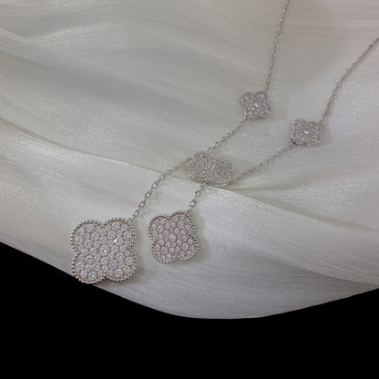 [Joyas Regalia] COLLAR DE PLATA Y DIAMANTES CON 5 MOTIVOS DE TRÉBOL