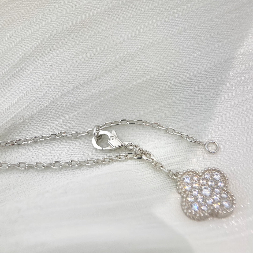 [Joyas Regalia] COLLAR DE PLATA Y DIAMANTES CON 5 MOTIVOS DE TRÉBOL