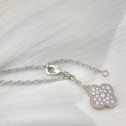 [Joyas Regalia] COLLAR DE PLATA Y DIAMANTES CON 5 MOTIVOS DE TRÉBOL
