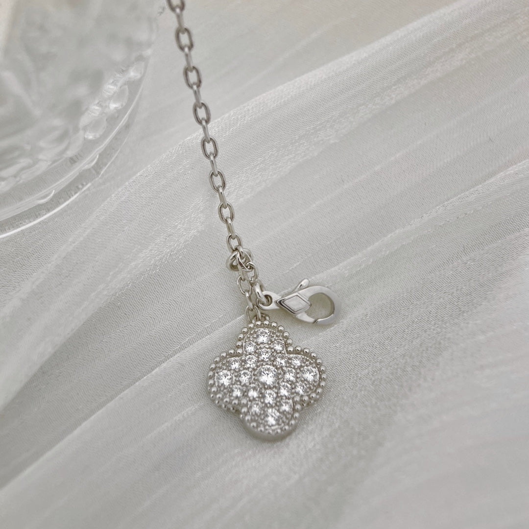 [Joyas Regalia] COLLAR DE PLATA Y DIAMANTES CON 5 MOTIVOS DE TRÉBOL