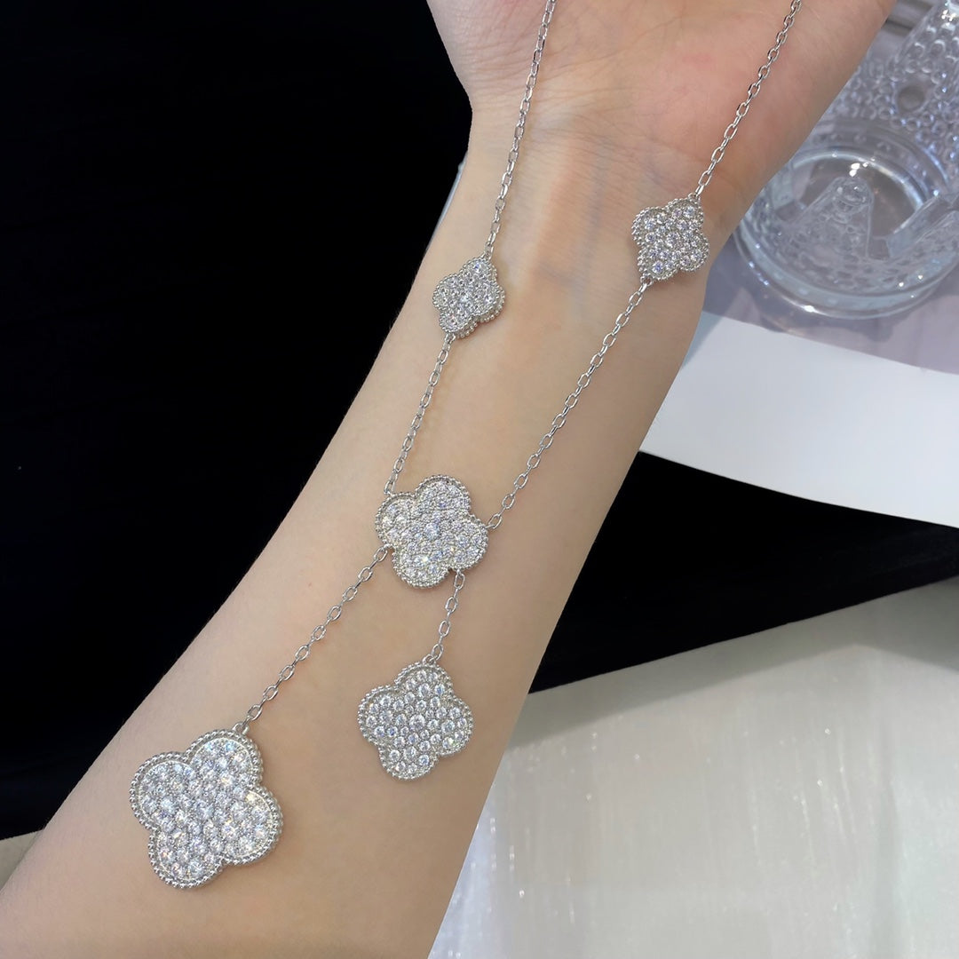 [Joyas Regalia] COLLAR DE PLATA Y DIAMANTES CON 5 MOTIVOS DE TRÉBOL