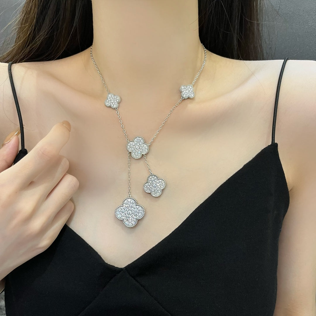 [Joyas Regalia] COLLAR DE PLATA Y DIAMANTES CON 5 MOTIVOS DE TRÉBOL