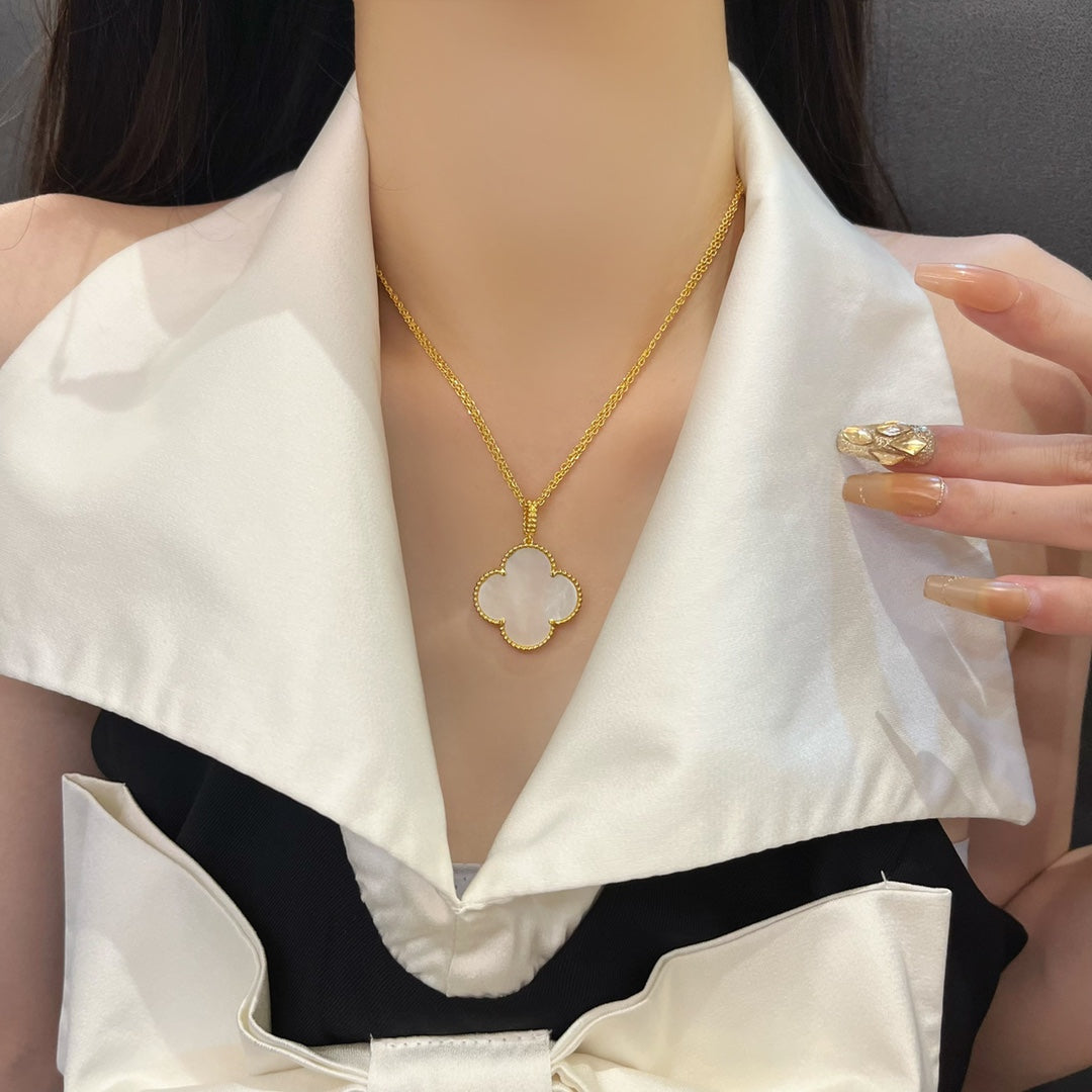 [Regalia jewelry]CLOVER 25MM MOP LARGE PENDANT NECKLACE
