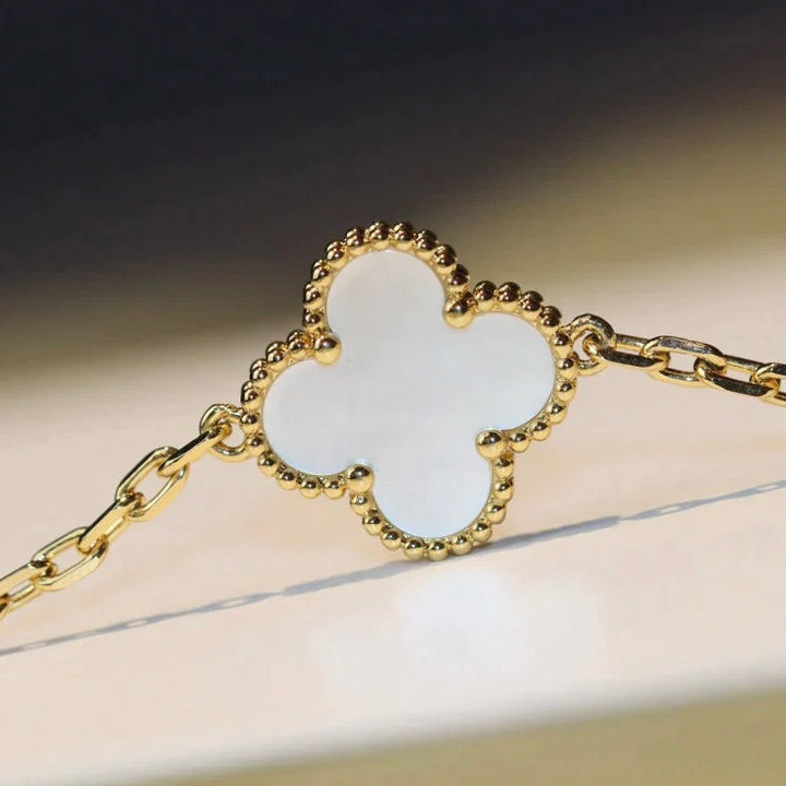 [Joyas Regalia] COLLAR DE TRAPEADORA BLANCA CON 20 MOTIVOS DE TRÉBOL