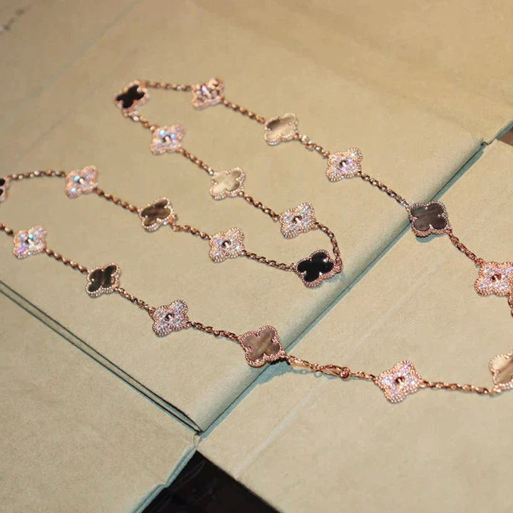 [Joyas Regalia] COLLAR DE DIAMANTES CON 20 MOTIVOS DE TRÉBOL Y MOPA OSCURA