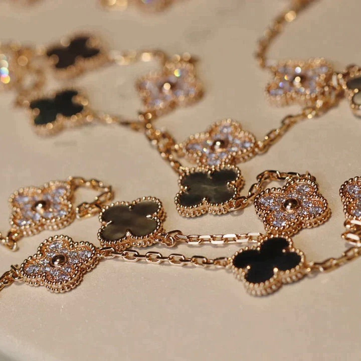 [Joyas Regalia] COLLAR DE DIAMANTES CON 20 MOTIVOS DE TRÉBOL Y MOPA OSCURA
