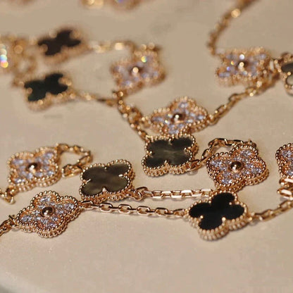 [Joyas Regalia] COLLAR DE DIAMANTES CON 20 MOTIVOS DE TRÉBOL Y MOPA OSCURA