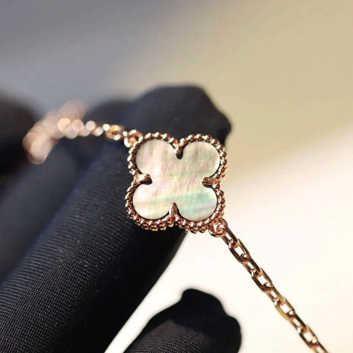 [Joyas Regalia] COLLAR DE DIAMANTES CON 20 MOTIVOS DE TRÉBOL Y MOPA OSCURA