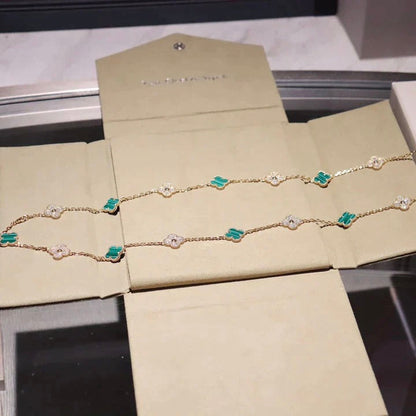 [Joyas Regalia] COLLAR DE DIAMANTES Y MALAQUITA CON 20 MOTIVOS DE TRÉBOL