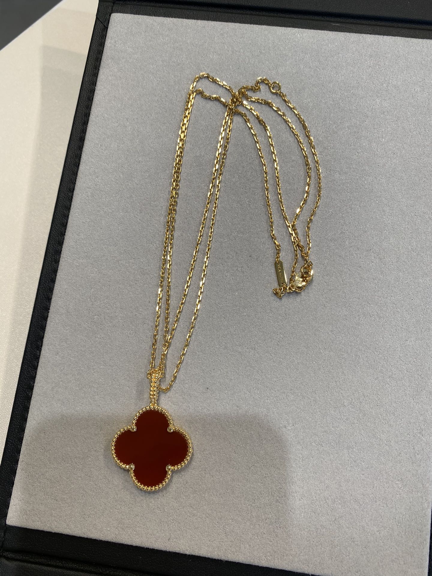 [Joyas Regalia] COLLAR TRÉBOL 25MM ORO CORNALINA