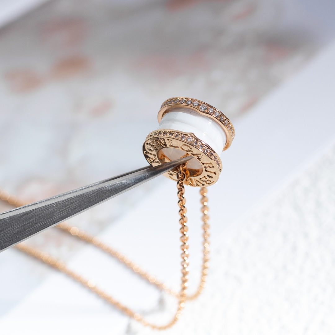 [Bijoux Regalia] COLLIER ZÉRO 1 EN CÉRAMIQUE BLANCHE, OR ROSE ET DIAMANTS