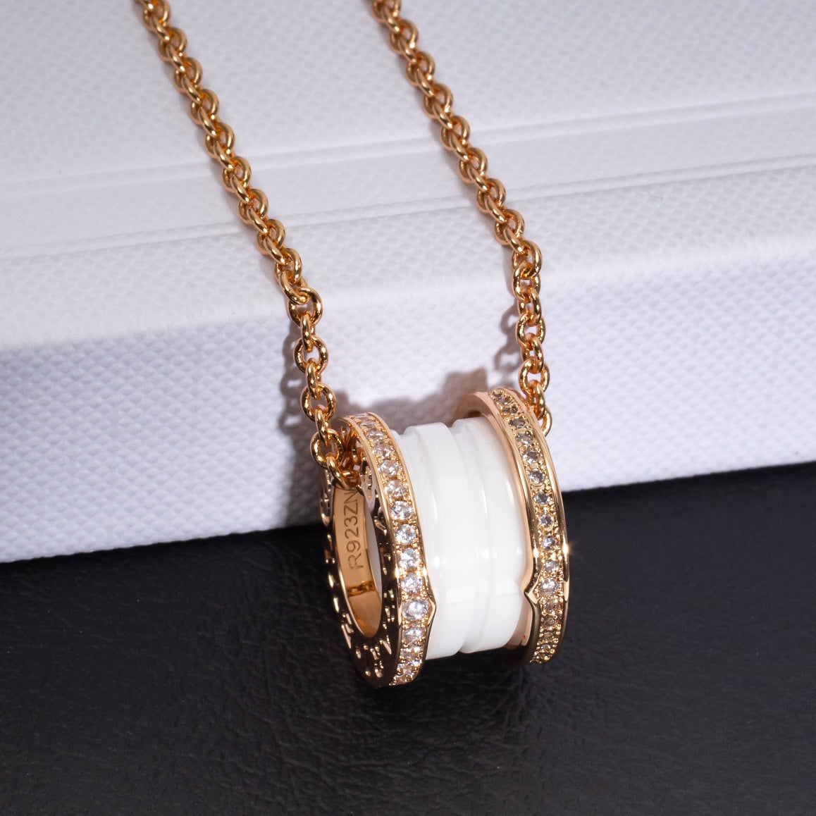 [Bijoux Regalia] COLLIER ZÉRO 1 EN CÉRAMIQUE BLANCHE, OR ROSE ET DIAMANTS