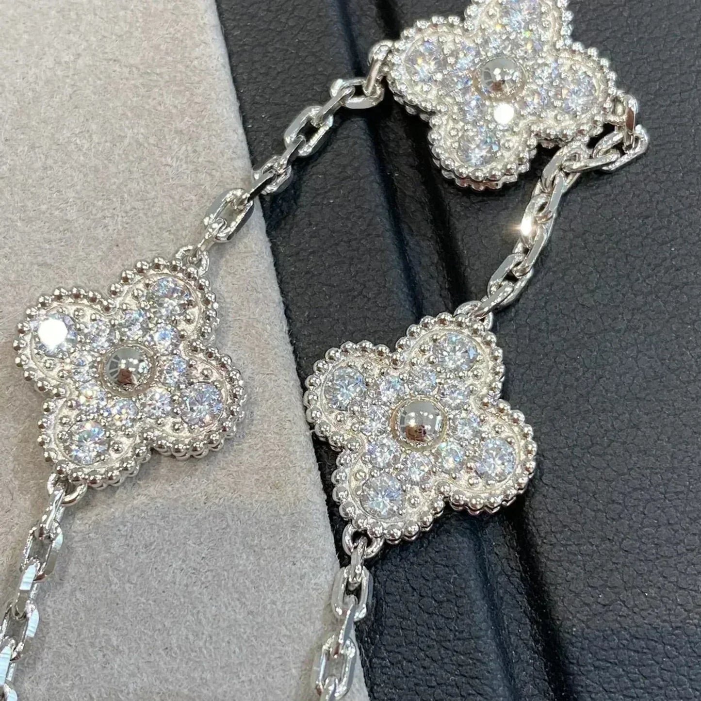 [Joyas Regalia] PULSERA DE DIAMANTES CON 5 MOTIVOS DE TRÉBOL DE PLATA
