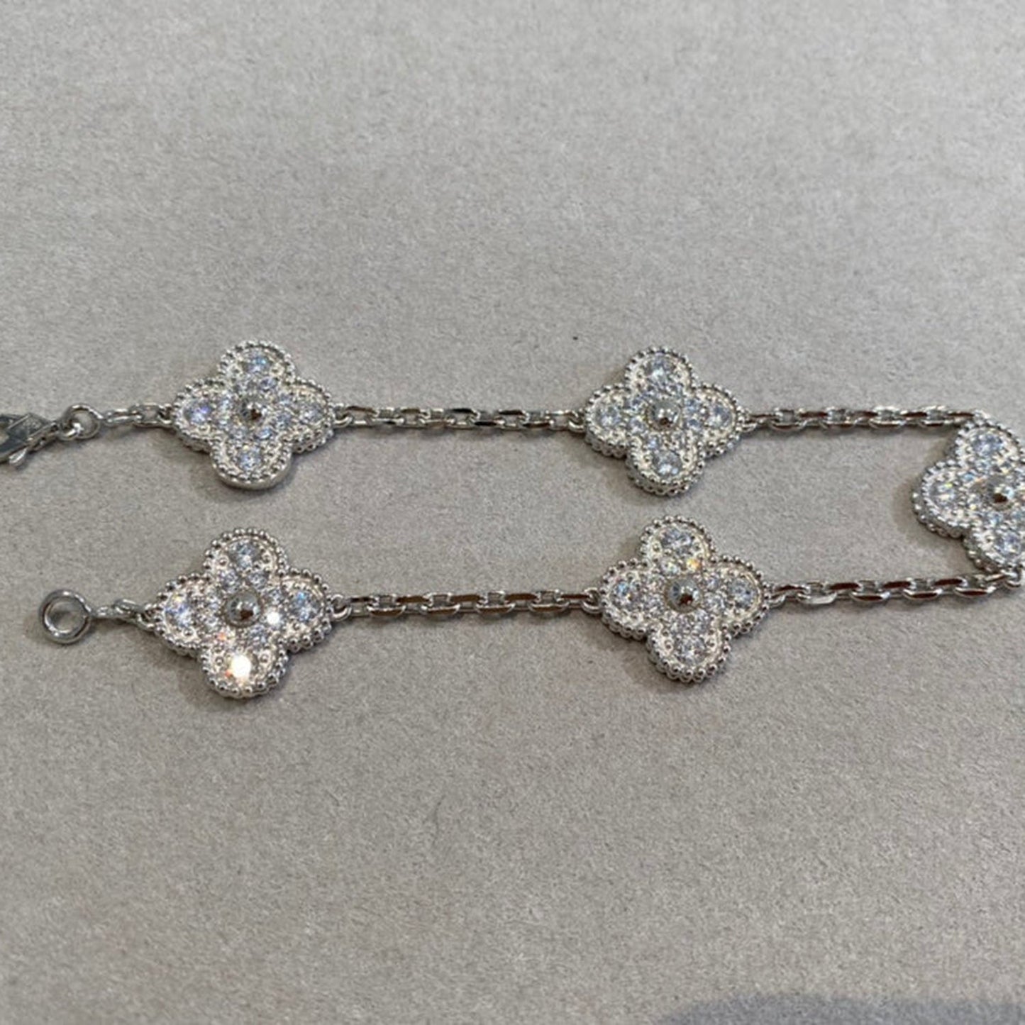 [Joyas Regalia] PULSERA DE DIAMANTES CON 5 MOTIVOS DE TRÉBOL DE PLATA