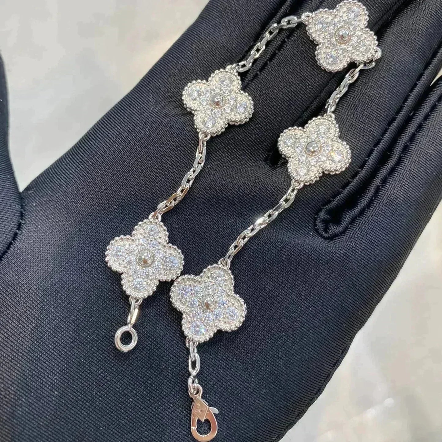 [Joyas Regalia] PULSERA DE DIAMANTES CON 5 MOTIVOS DE TRÉBOL DE PLATA