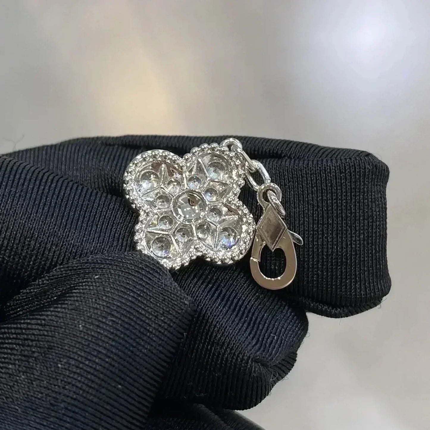 [Joyas Regalia] PULSERA DE DIAMANTES CON 5 MOTIVOS DE TRÉBOL DE PLATA