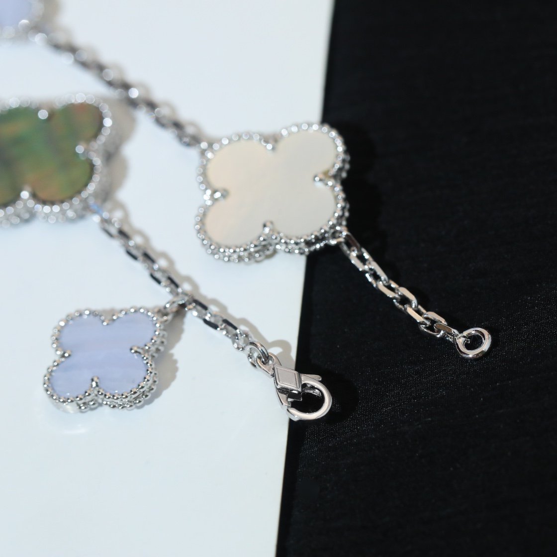 [Joyas Regalia]PULSE TRÉBOL 5 MOTIVOS MOP CALCEDONIA PLATA 