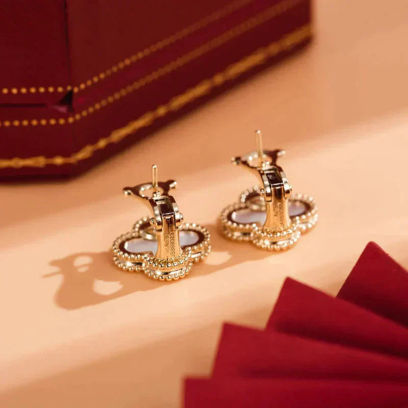 [Regalia jewelry]CLOVER MEDIUM 1 MOTIFS  WHITE MOP STUD EARRINGS