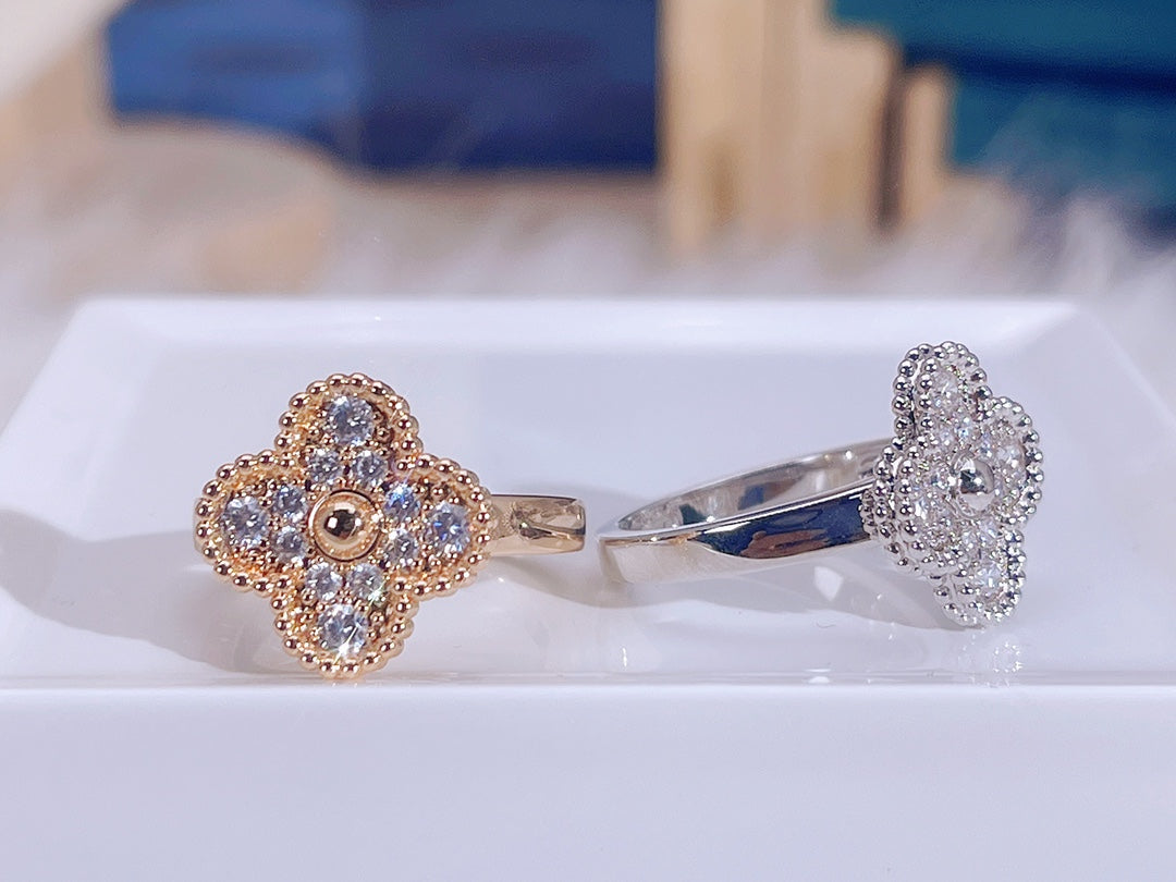 [Joyas Regalia] ANILLO DE TRÉBOL CON DIAMANTES