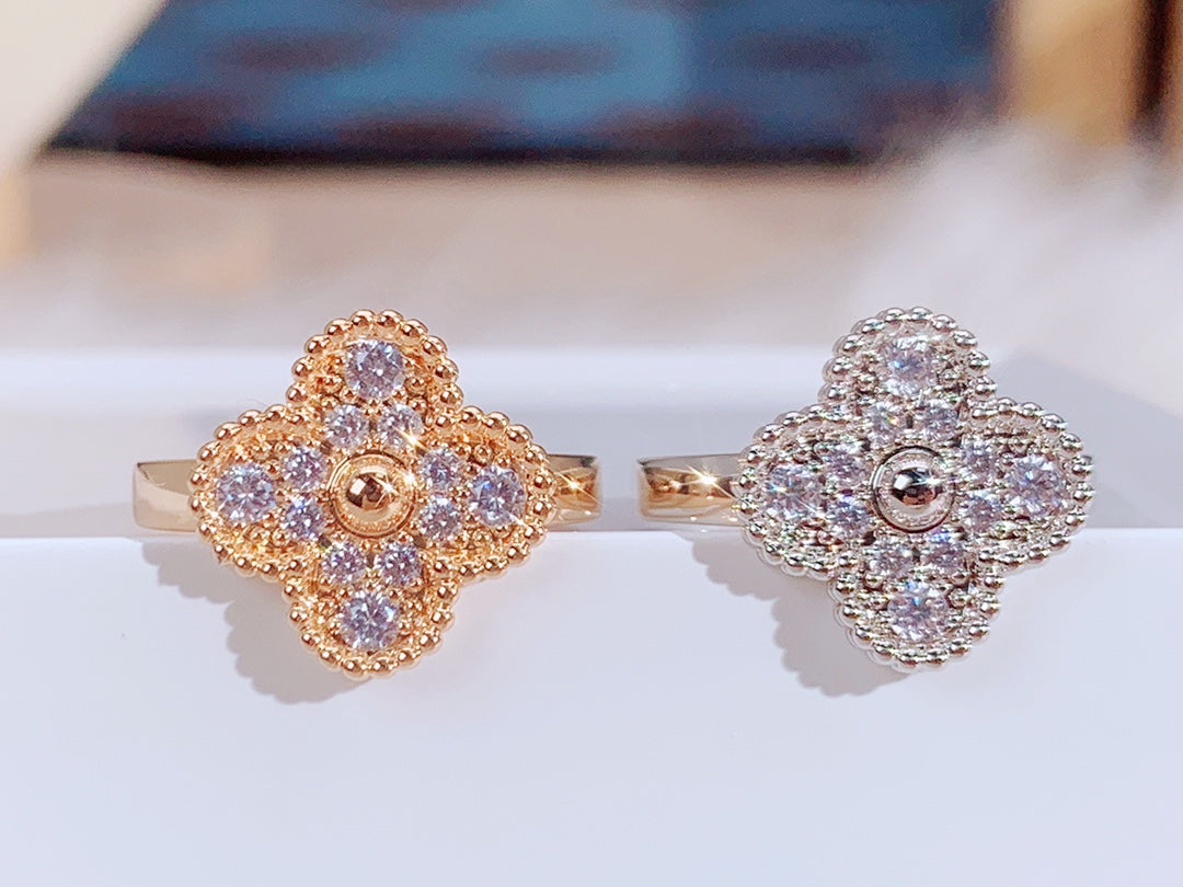 [Joyas Regalia] ANILLO DE TRÉBOL CON DIAMANTES