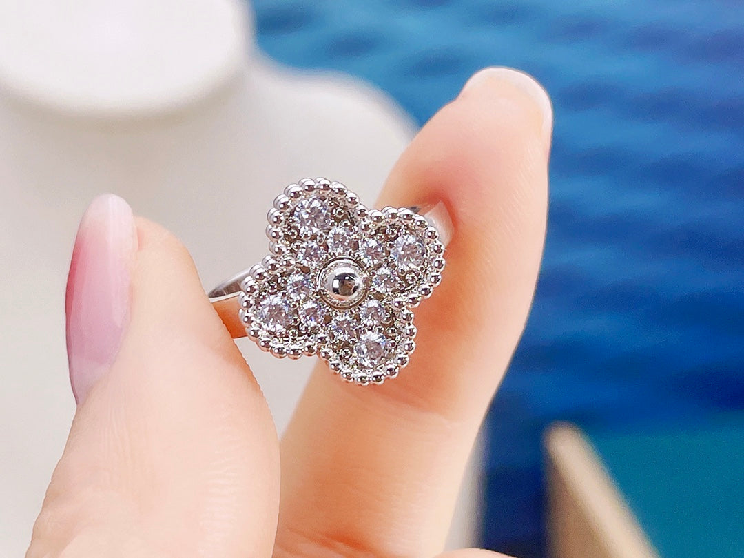 [Joyas Regalia] ANILLO DE TRÉBOL CON DIAMANTES