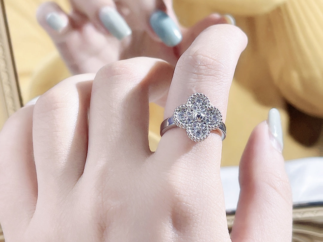[Joyas Regalia] ANILLO DE TRÉBOL CON DIAMANTES
