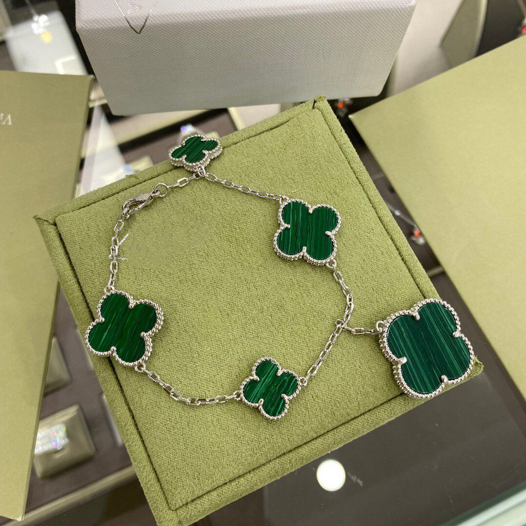 [Joyas Regalia] PULSERA DE PLATA Y MALAQUITA CON 5 MOTIVOS DE TRÉBOL